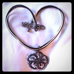 Blk & Wht Flwdr Necklace w/ Lthr Bands